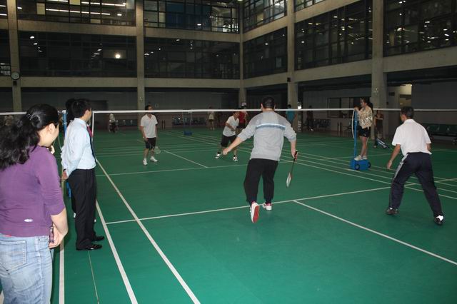 888集团集团举行第一届羽毛球角逐